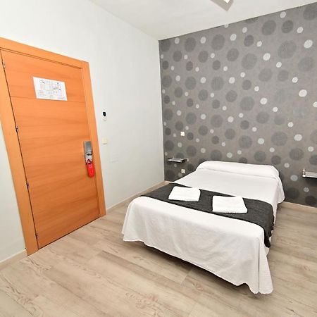 Hostal Falfes Madrid Bagian luar foto