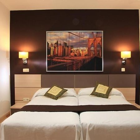 Hostal Falfes Madrid Bagian luar foto