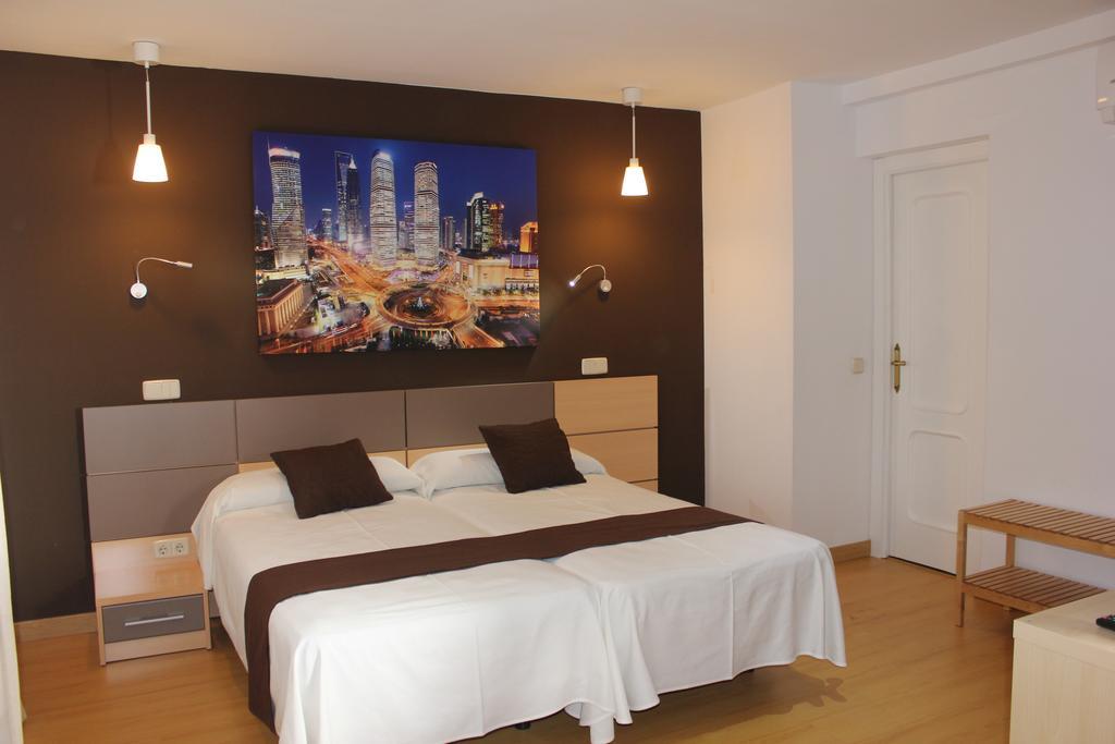 Hostal Falfes Madrid Bagian luar foto