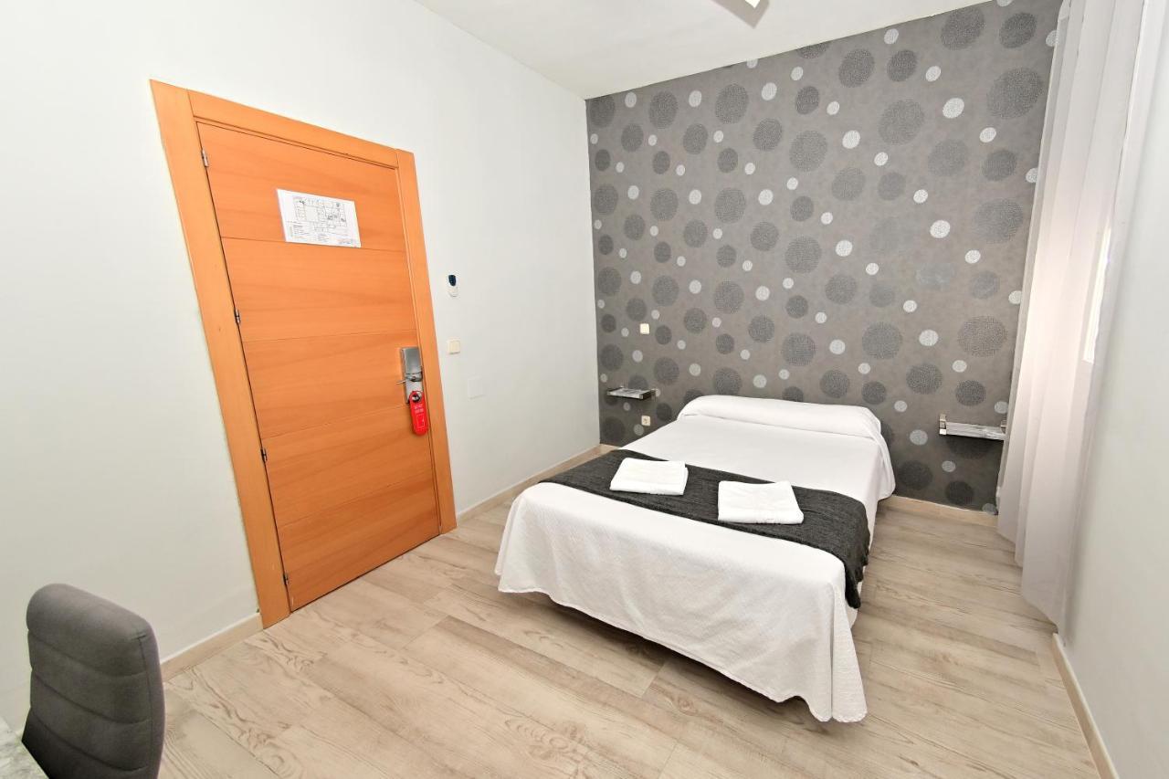 Hostal Falfes Madrid Bagian luar foto