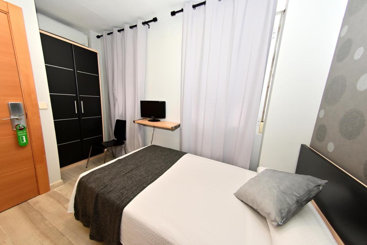 Hostal Falfes Madrid Bagian luar foto