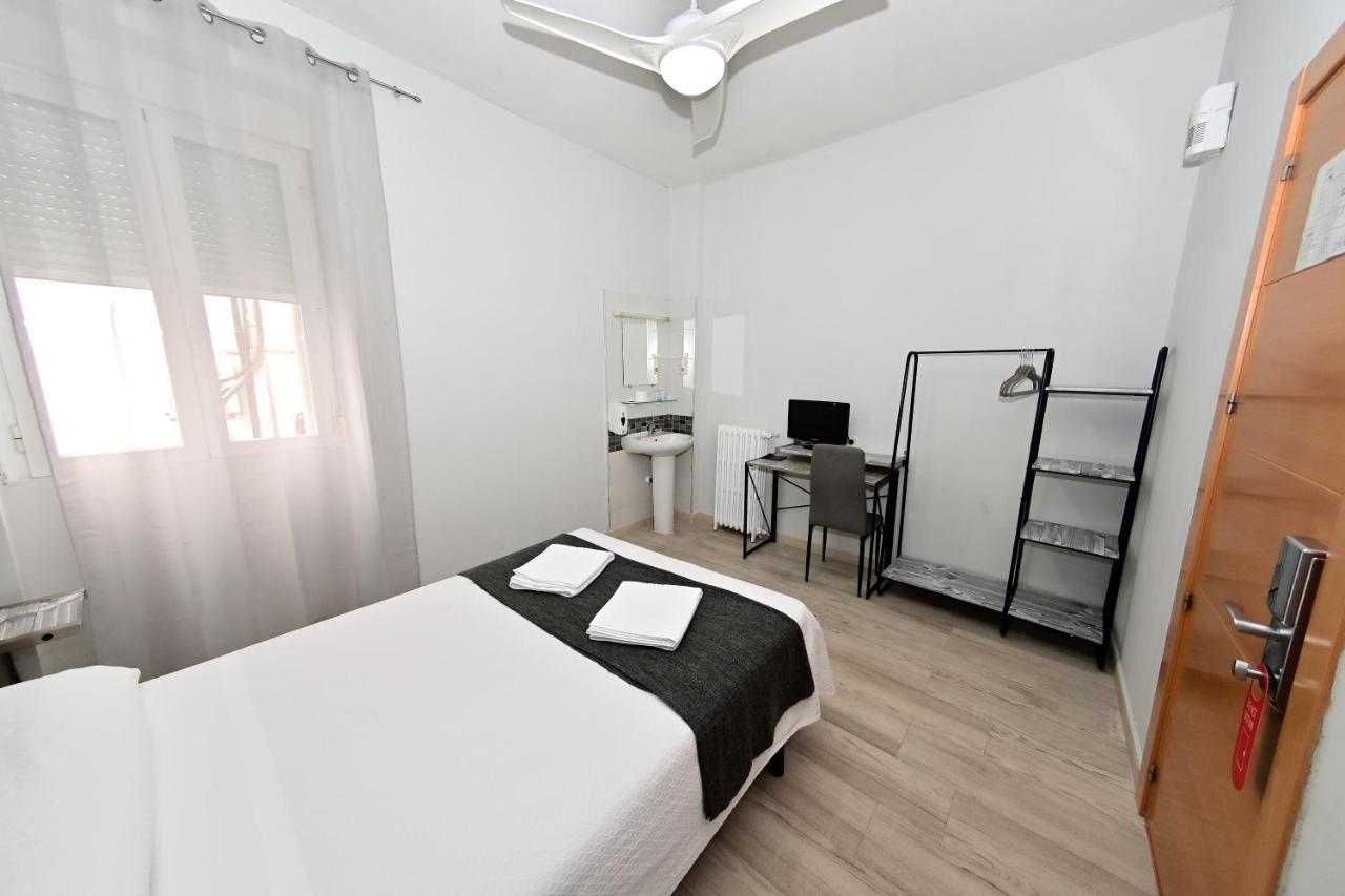 Hostal Falfes Madrid Bagian luar foto