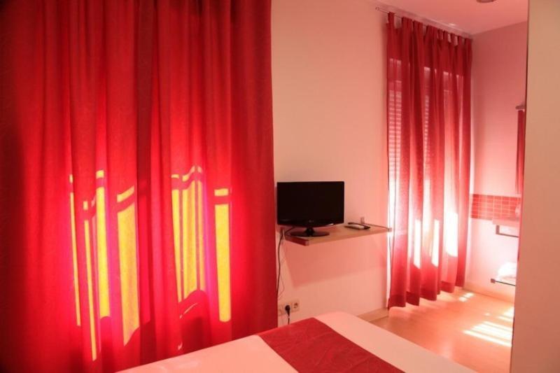 Hostal Falfes Madrid Bagian luar foto