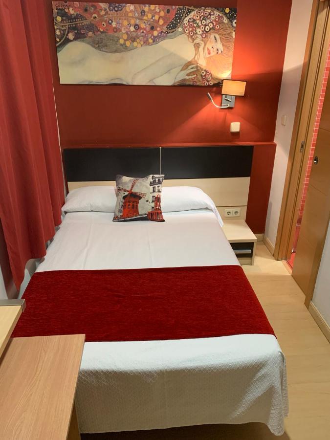 Hostal Falfes Madrid Bagian luar foto